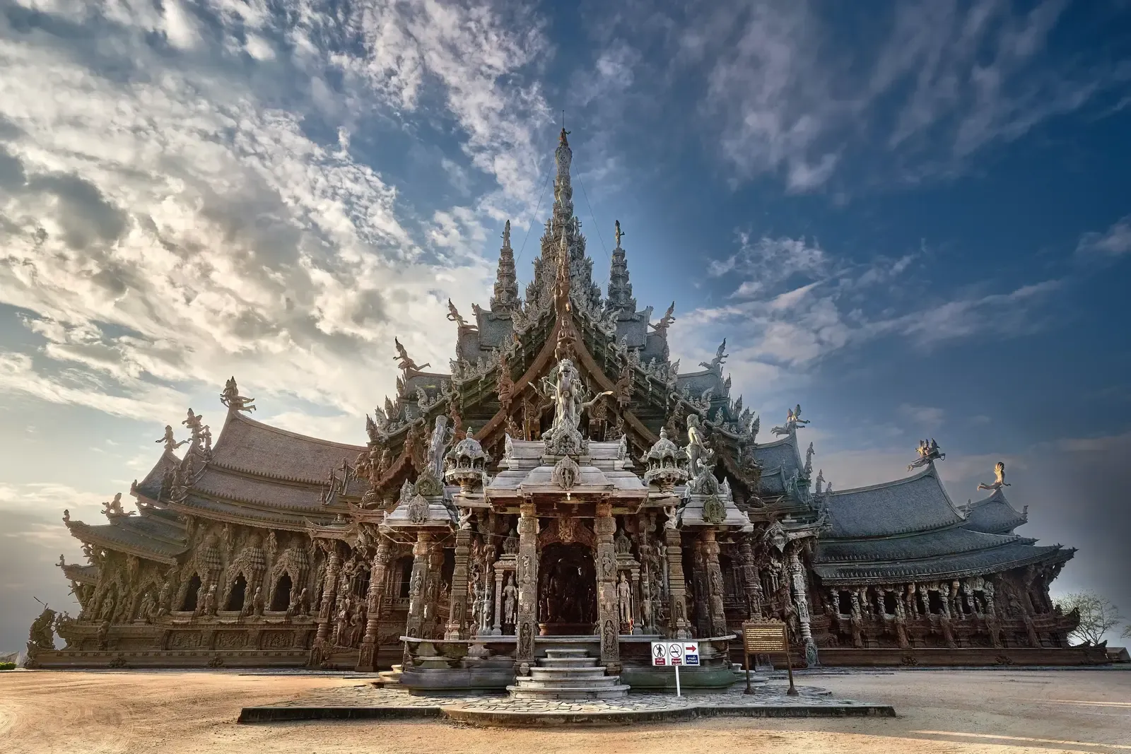 Reich verzierte Holzfassade des Heiligtums der Wahrheit in Pattaya